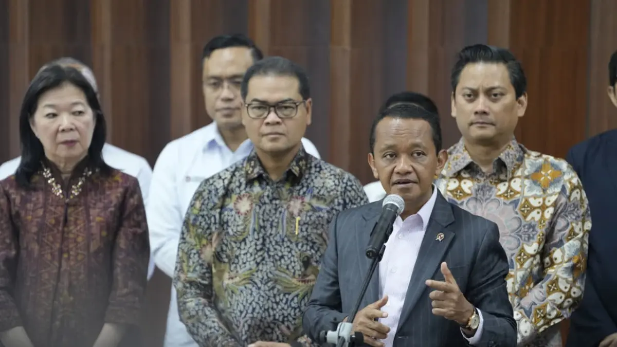 Menteri ESDM Bahlil Lahadalia umumkan penurunan harga LNG industri di DPR, Jakarta, Senin (29/6).