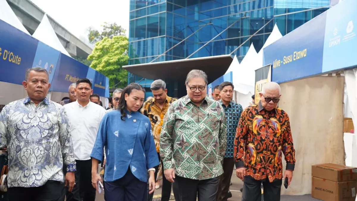UMKM BERDAYA: Menko Airlangga meninjau pameran UMKM, dorong ekosistem pembiayaan yang lebih inklusif.