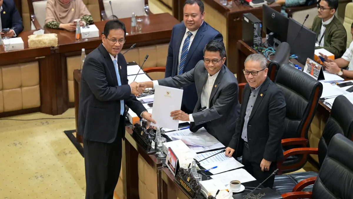 SIAP GARAP: Menkeu Purbaya menyerahkan draf RUU PFII dalam Rapat Kerja dengan Komisi XI DPR RI, Kamis (2/7).