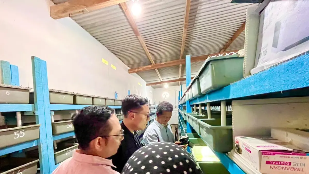 KOMITMEN : Pelindo Terminal Petikemas dan Terminal Teluk Lamong menyalurkan bantuan sarana-prasarana program TJSL berbasis ESG kepada warga di 7 kelurahan sekitar wilayah operasional pelabuhan. (IST/ RADAR SURBAYA BISNIS)