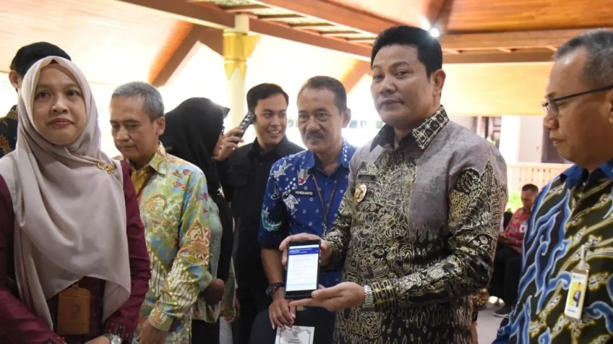 Bupati Sidoarjo (dua dari kanan) Kawal Pajak ASN, beliau juga ajak masyarakat bayar pajak tepat waktu.