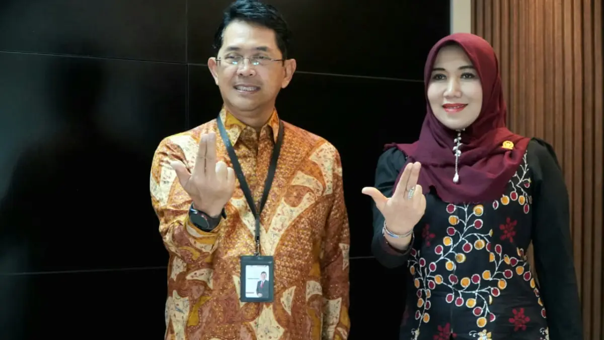 Direktur Utama Bank Jatim Winardi Legowo (kiri) bersama Anggota DPD RI Lia Istifhama (kanan)