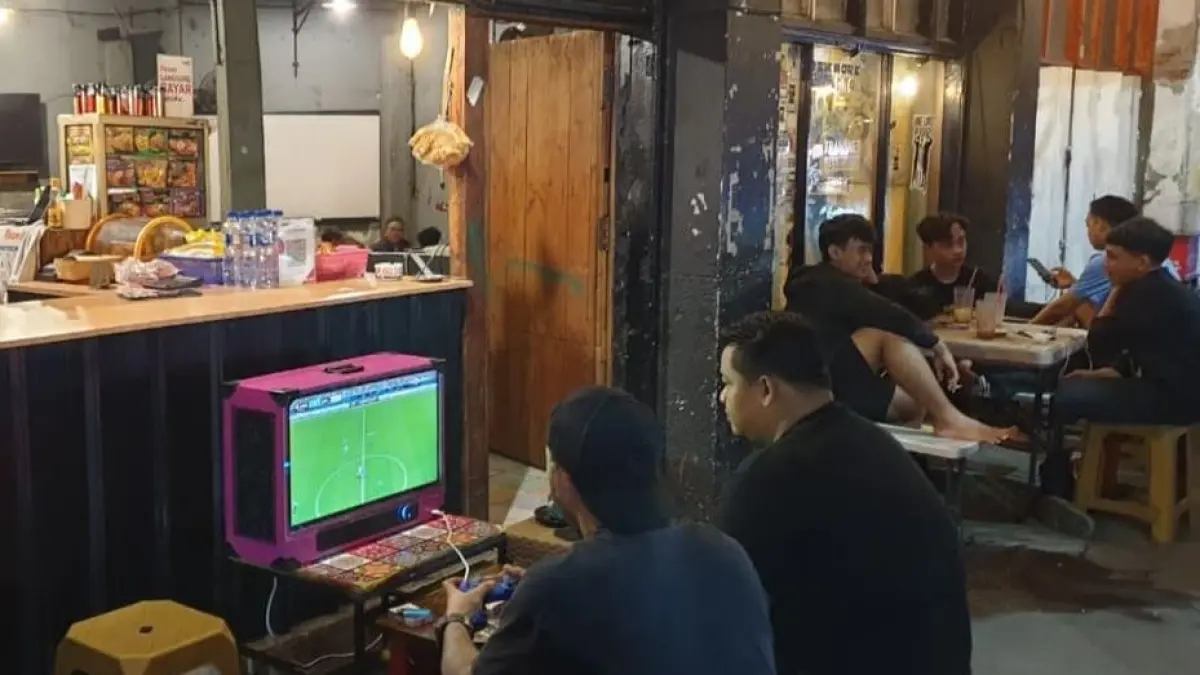 Dengan tarif sewa mulai sekitar Rp10 ribu per jam, PS Box menjadi pilihan hiburan yang terjangkau di Warkop.