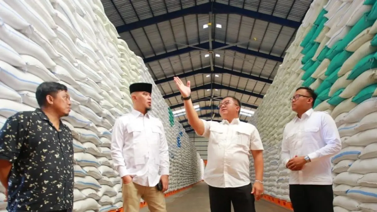 Pimpinan Wilayah Bulog Jawa Timur, Langgeng Wisnu Adinugroho, saat mendampingi anggota DPR RI Ahmad Dhani meninjau salah satu gudang Bulog di Jawa Timur. 