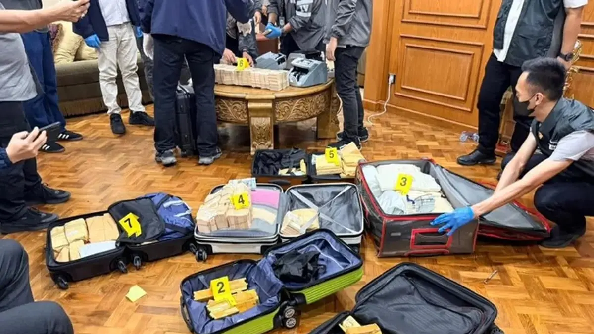 SIKAT KORUPSI : Tim gabungan Kortas Tipidkor Polri dan Polda Metro Jaya berhasil membongkar brankas rahasia di sebuah rumah di Sentul, Bogor. (Foto : Istimewa)