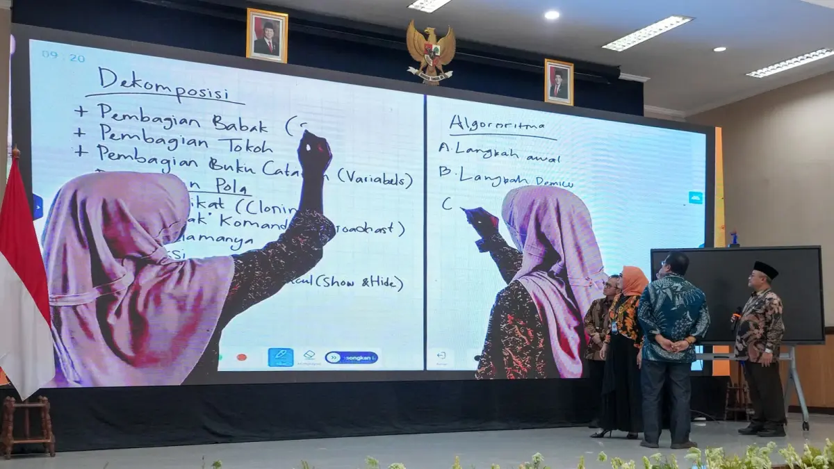 GURU BERDAYA: Mendikdasmen dan Dirjen GTK tinjau pemaparan materi koding dan algoritma pada peluncuran PM-KKA.