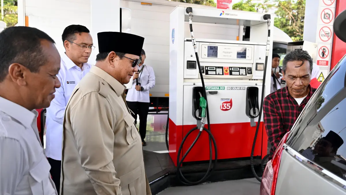 KEMANDIRIAN ENERGI: Presiden Prabowo meninjau pengisian perdana Biodiesel B50 di Rest Area KM 57 Karawang, Kamis (9/7).