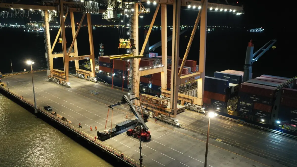PRODUK DALAM NEGERI MENDUNIA : PT INKA (Persero) mengirimkan dua unit locomotive platform tambahan ke Australia melalui Terminal Petikemas Surabaya (TPS), memperkuat rekam jejak ekspor lebih dari 1.000 gerbong barang ke Australia dan Selandia Baru sekaligus membuktikan daya saing global manufaktur Indonesia. (IST/ RADAR SURABAYA BISNIS)