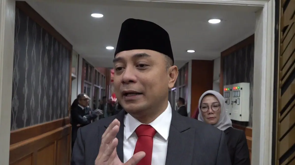 Wali Kota Surabaya Eri Cahyadi beri peringatan soal dana swadaya RT/RW yang wajib izin lurah.