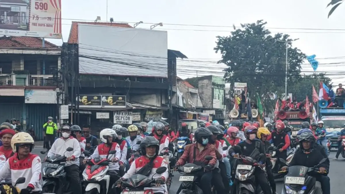 ASPIRASI: Buruh saat demo melintasi Jalan Raya Gedangan beberapa waktu lalu. (DIKY SANSIRI/RADAR SIDOARJO)