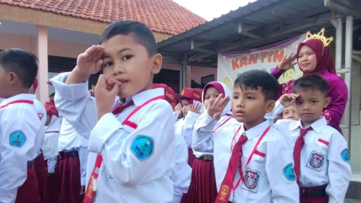 Para siswa di Sidoarjo saat masuk hari pertama sekolah. 