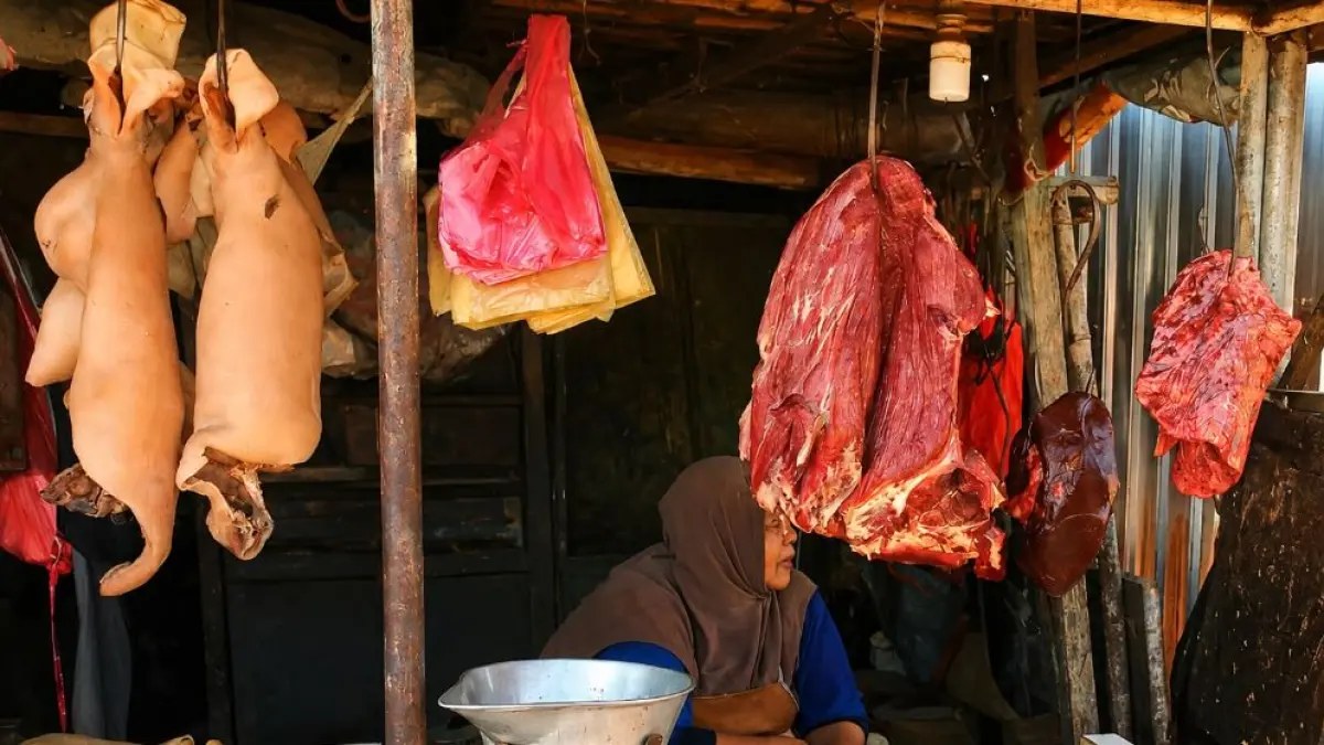 Salah seorang pedagang daging sapi di Pasar Krian, Latifah, mengatakan kenaikan harga terjadi secara bertahap dalam satu bulan terakhir.