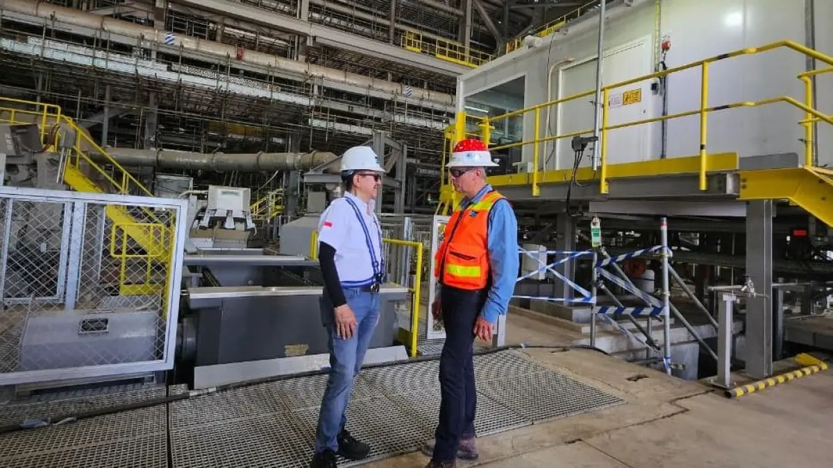 Presiden Direktur PT Freeport Indonesia, Tony Wenas (kiri) saat meninjau Smelter di KEK Gresik.