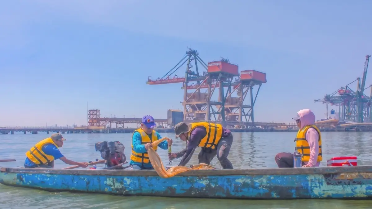MENJAGA KELESTARIAN ALAM : PT Terminal Teluk Lamong (PT TTL) memperkuat komitmen pengelolaan lingkungan berkelanjutan dengan menggandeng Pusat Riset Sistem Biota (PRSB) BRIN untuk memetakan biota laut di kawasan perairan Teluk Lamong. (IST/ RADAR SURABAYA BISNIS)
