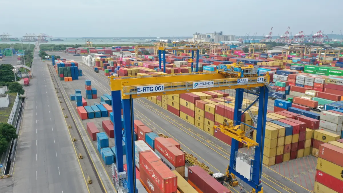 TREN POSITIF : PT Terminal Petikemas Surabaya (TPS) sukses mencatatkan pertumbuhan arus peti kemas sebesar 5,06% (MoM) pada Juni 2026, dengan total volume mencapai 116 ribu TEUs. Geliat ini disokong kuat oleh lonjakan arus ekspor yang tumbuh signifikan sebesar 10,14%. (IST/ RADAR SURABAYA BISNIS)