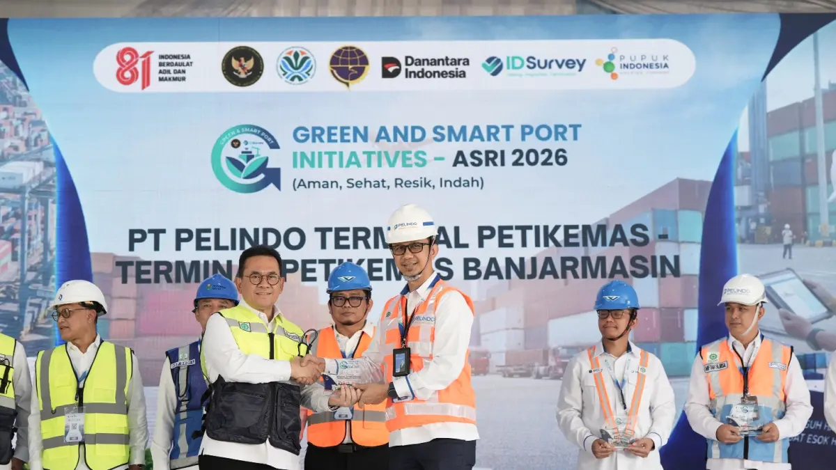 PELABUHAN HIJAU : PT Pelindo Terminal Petikemas berhasil meraih penghargaan dalam ajang Green and Smart Port Initiatives (GSPI) ASRI 2026 yang diserahkan langsung oleh Kementerian Koordinator Bidang Pangan RI di Gresik, Rabu (15/7). (IST/ RADAR SURABAYA BISNIS)