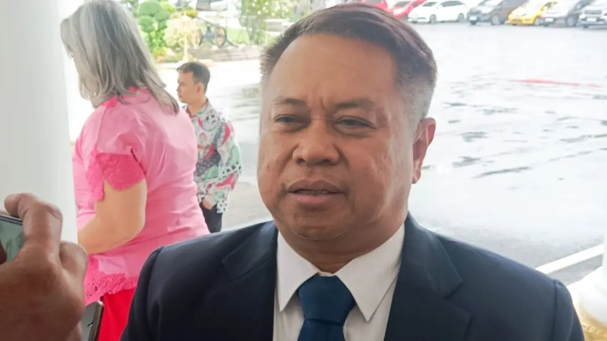 Kepala Dinas Perhubungan Jawa Timur, Nyono, mengatakan pembangunan tiga flyover akan berlangsung secara paralel dengan pembangunan jalur kereta listrik.