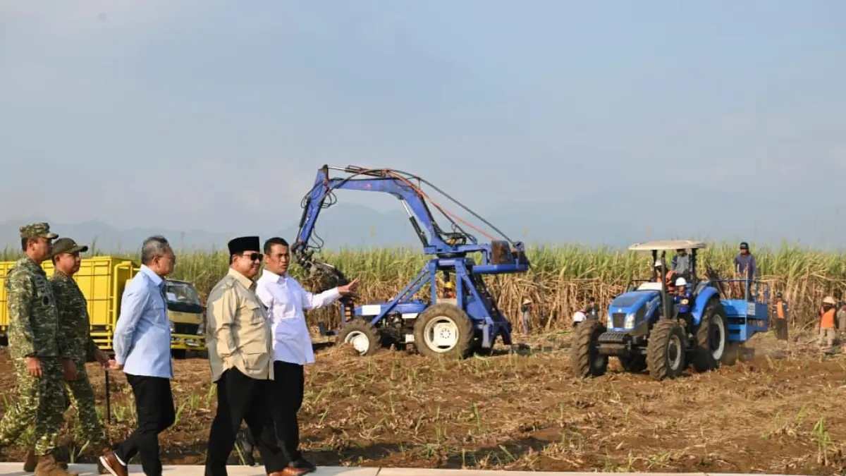 PANEN RAYA: Presiden Prabowo didampingi Panglima TNI meninjau lokasi Panen Raya Serentak di Kab. Malang.