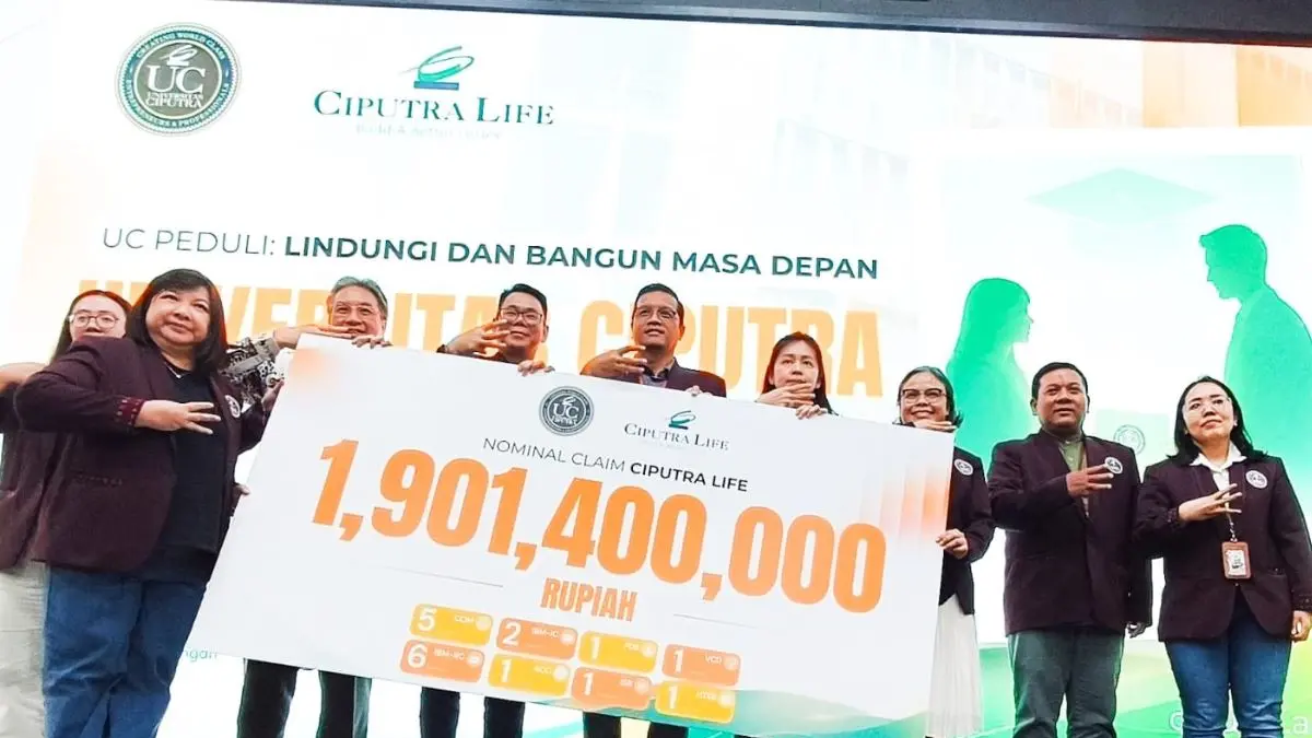 PROGRAM BEASISWA: Wakil Rektor UC Surabaya, Michael Herry Tera (tengah), menunjukkan program bantuan kepada mahasiswa yang orang tuanya meninggal.