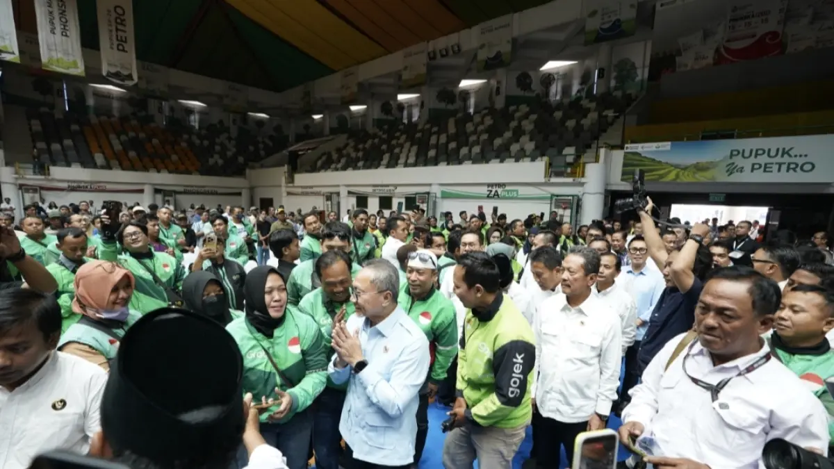 Menyambut Hari Ulang Tahun (HUT) Ke-54 dengan tema Growing the Future, Petrokimia Gresik bersama Kementerian Koordinator Bidang Pangan menggelar program HAJATAN (Hari Jaminan Ketahanan Pangan) di GOR Tri Dharma. 