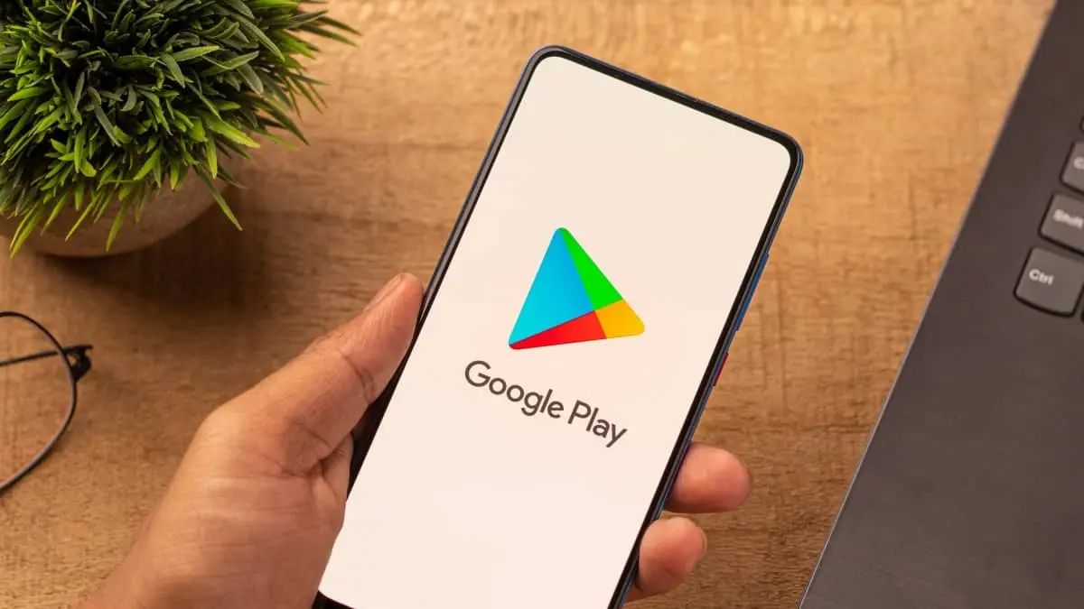 ILUSTRASI: Tampilan Google Play Store di ponsel Android yang kini mulai membuka ekosistem bagi pihak ketiga. 