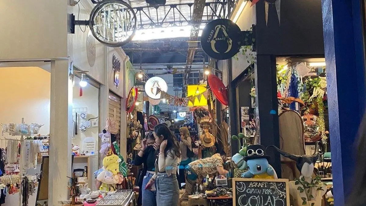WISATA KULINER: Tren wisata snackpacking Gen Z saat berburu jajanan pasar tradisional otentik di Indonesia.