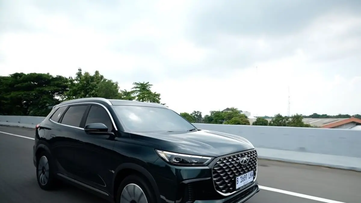 KIAN DIGEMARI: Mobil PHEV melaju di jalan. Teknologi ramah lingkungan kini makin diminati konsumen Indonesia.