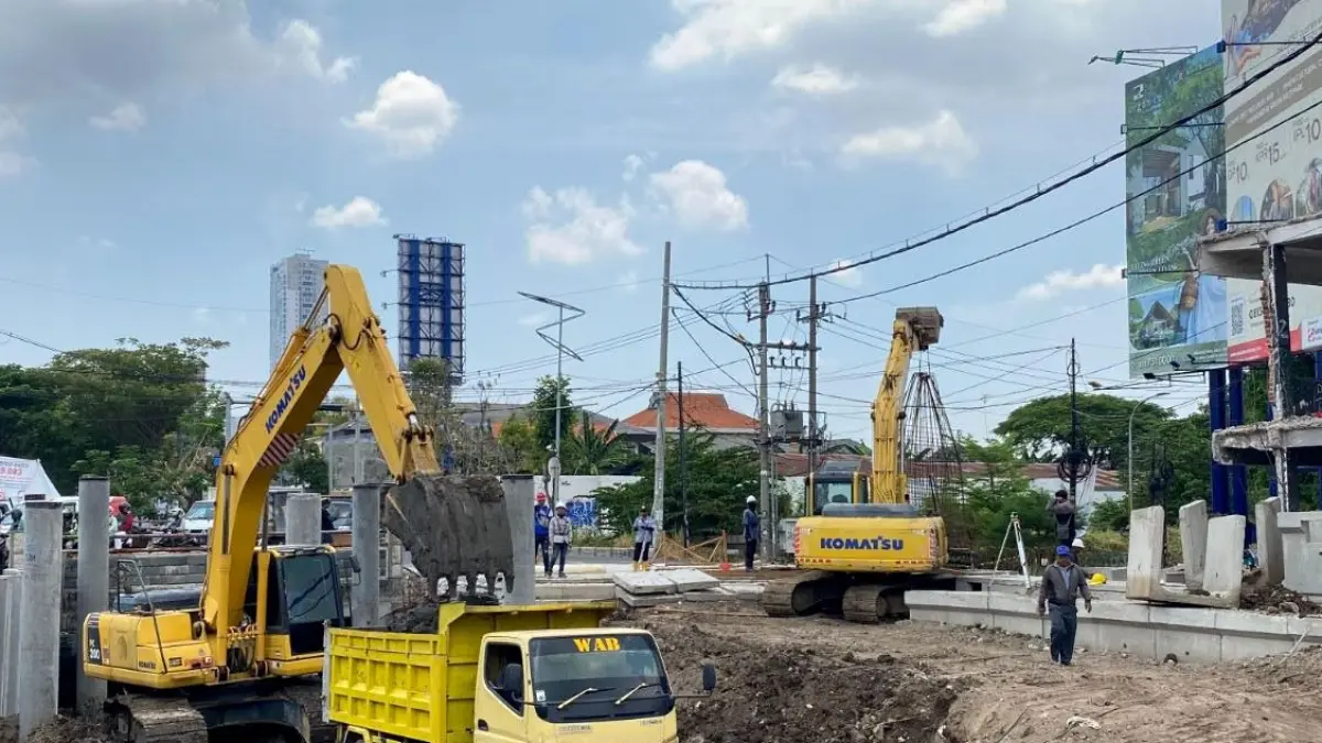 Proyek jalan raya Wiyung sekitar Rp138 miliar kini memasuki tahap pembebasan lahan sebagai persiapan pelebaran jalan dan pembangunan saluran drainase.