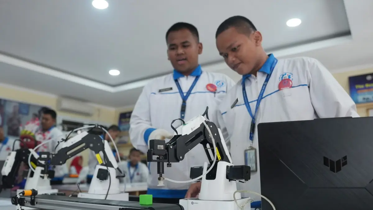 ERA ROBOTIKA: Siswa SMK mempraktikkan pengoperasian lengan robotika dalam pembelajaran berbasis otomasi industri.