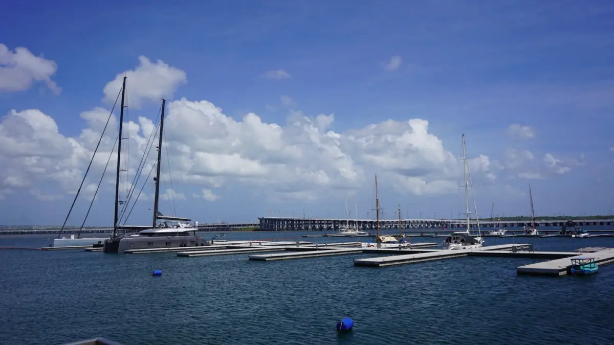 Menteri Koordinator Bidang Infrastruktur dan Pembangunan Kewilayahan, Agus Harimurti Yudhoyono (AHY), meninjau langsung progres Bali Maritime Tourism Hub (BMTH) di Pelabuhan Benoa, Bali. (Foto : Ist/Radar Gresik) 