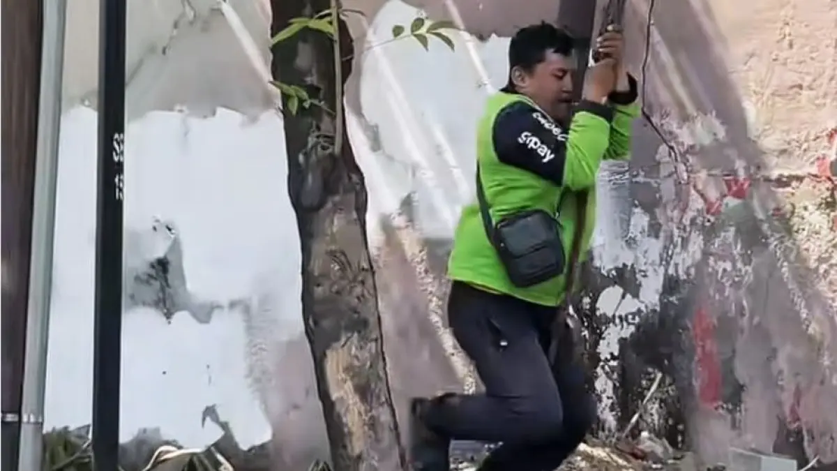 Aksi Driver Ojol Main Ayunan di Bawah Viaduk Gubeng Bikin Warganet Tersenyum