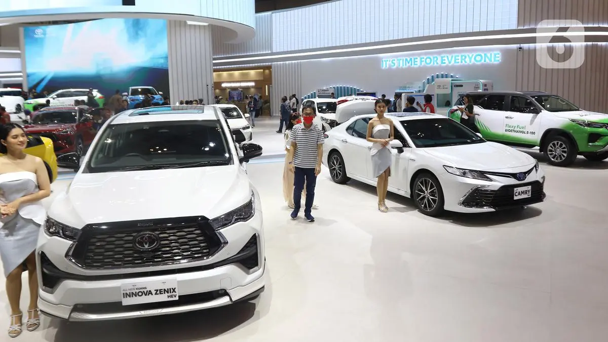 PASAR OTOMOTIF: Suasana pameran otomotif nasional. Penjualan mobil Semester I 2026 naik 15,9% capai 436.564 unit.