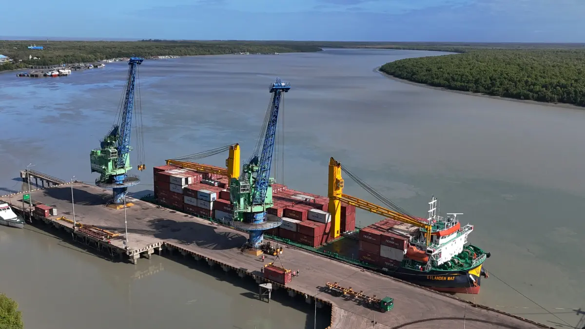 AKTIVITAS LOGISTIK DI PAPUA SELATAN KIAN BERGAIRAH : PT Pelindo Terminal Petikemas berkomitmen untuk terus meningkatkan kualitas layanan dan modernisasi alat guna mengakselerasi roda perekonomian di wilayah timur Indonesia. (IST/ RADAR SURABAYA BISNIS)