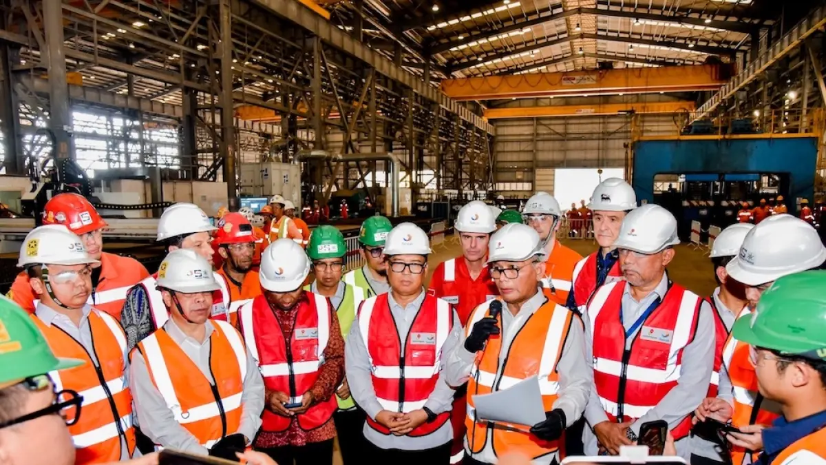 SKK Migas dan Eni tinjau pemotongan baja FPSO North Hub di Tanjung Balai Karimun, Kamis (23/7).