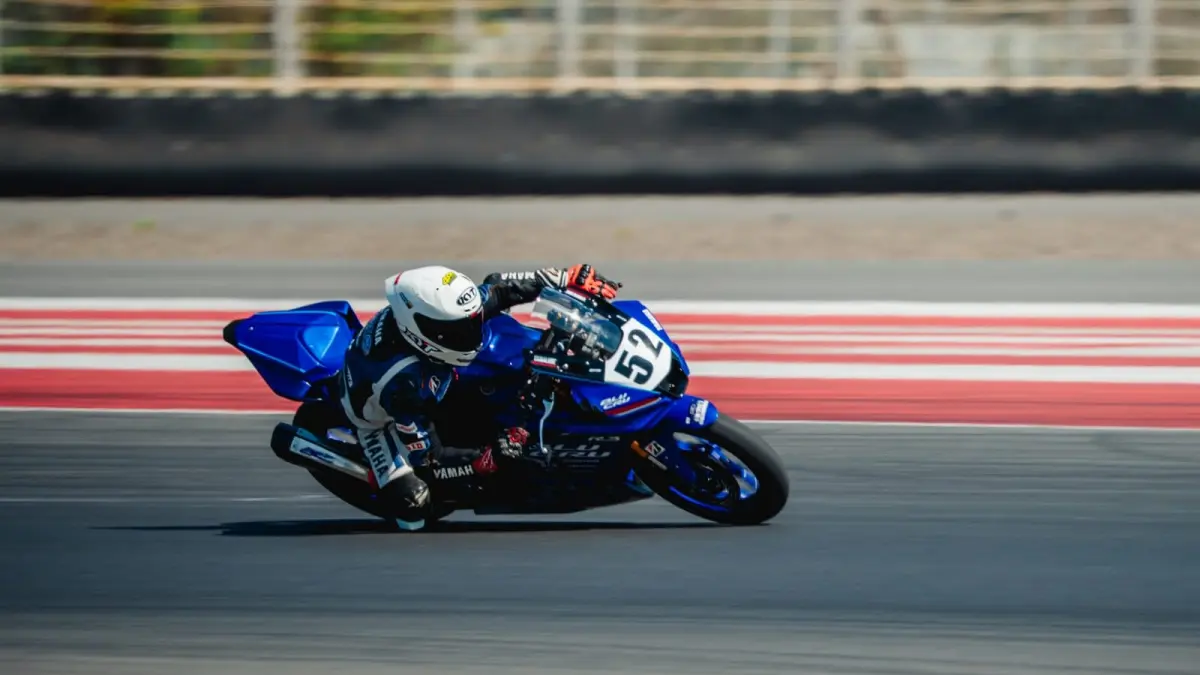 BUKTIKAN KUALITAS : Pembalap muda Yamaha Racing Indonesia sukses meraih podium di Mandalika, membuktikan keberhasilan program pembinaan talenta balap PT YIMM. (IST/ RADAR SURABAYA BISNIS)
