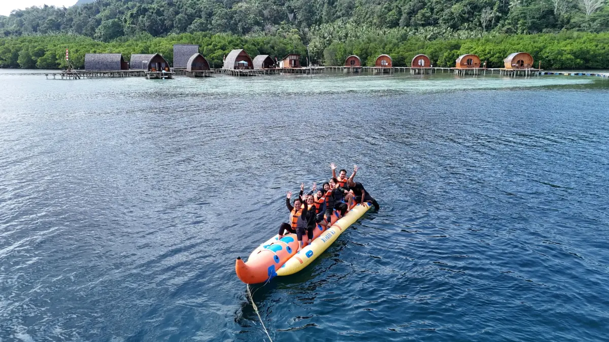 WISATAWAN: Keseruan bermain banana boat di wisata Indonesia. (FOTO: IST)