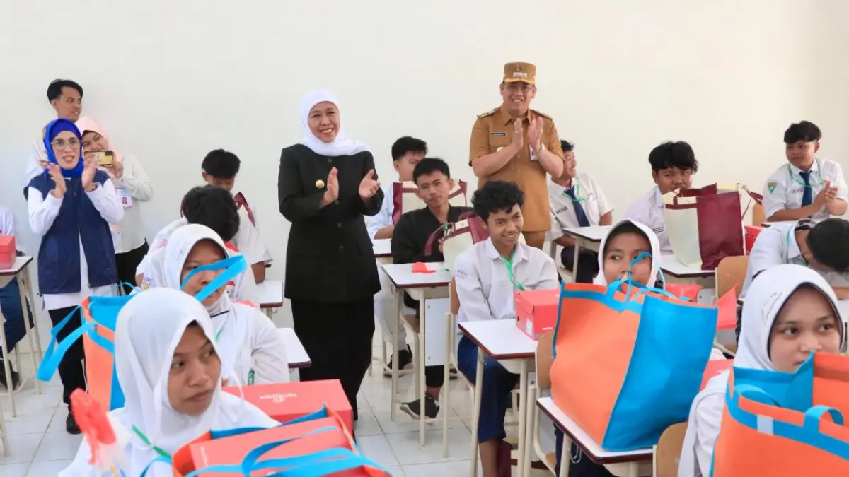 Gubernur Jatim Khofifah Indar Parawansa saat meninjau salah satu Sekolah Rakyat di Jawa Timur.
