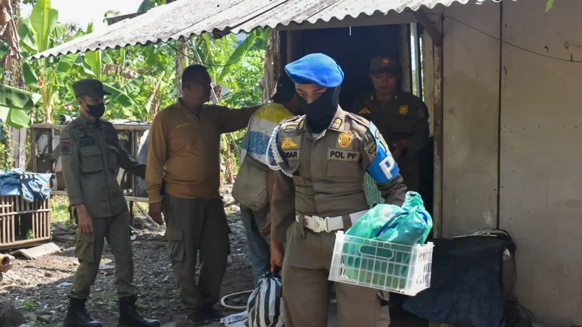TERTIBKAN WILAYAH: Petugas Satpol PP Surabaya mengamankan barang saat penertiban bangli di Medokan Asri Timur, Jumat (24/7).
