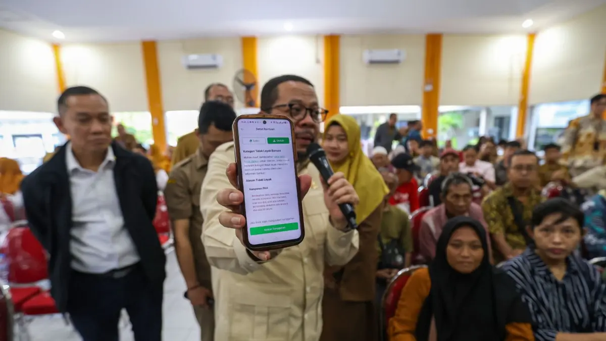 APRESIASI: Kepala Bakom RI M. Qodari tunjukkan aplikasi Perlinsos saat tinjau uji coba di Tambaksari Surabaya.