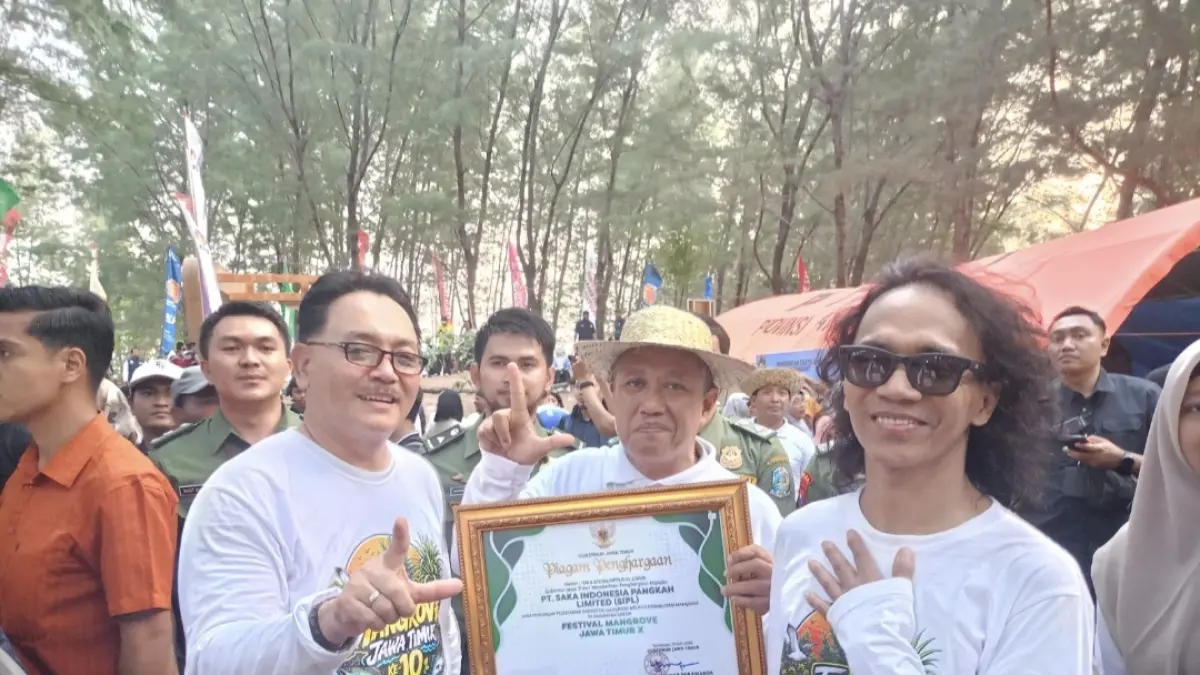 PGN Saka beserta 4 kelompok masyarakat binaan (Pokmaswas Desa Pangkahwetan, Pangkahkulon, Banyuurip, dan Pokja Pelestari Mangrove Banyuurip) secara resmi menerima penghargaan dari Gubernur Jawa Timur Khofifah Indar Parawansa. (Foto : Ist/Radar Gresik) 
