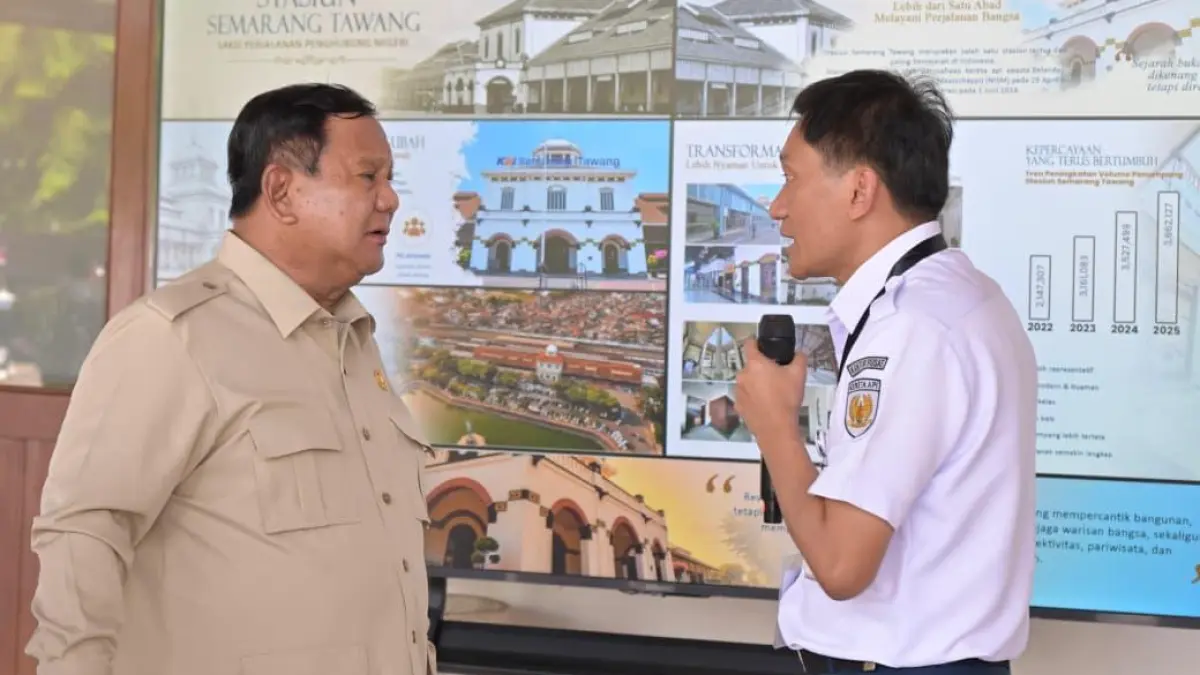 RESMIKAN REVITALISASI: Presiden Prabowo meninjau panel revitalisasi Stasiun Semarang Tawang bersama Dirut KAI, Kamis (30/7)