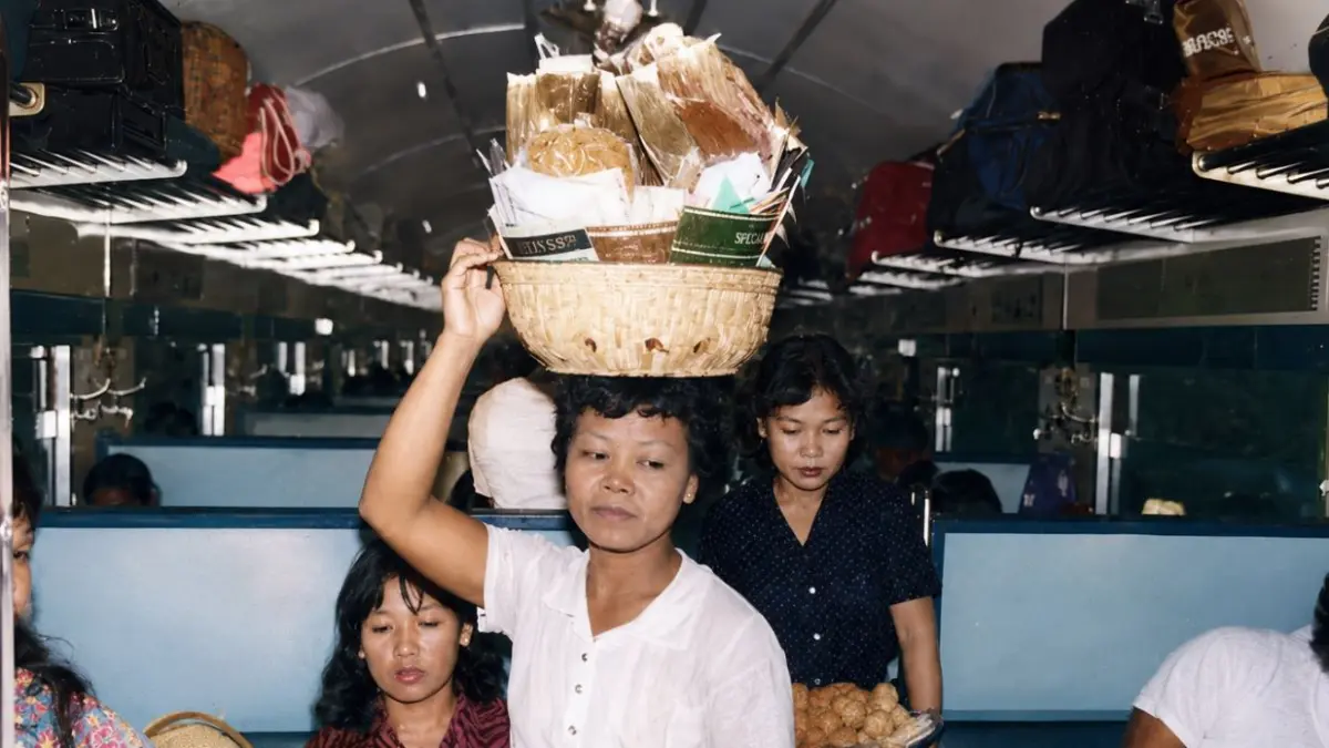 SESAK: Suasana di dalam gerbong kereta api pada era 1980-an.