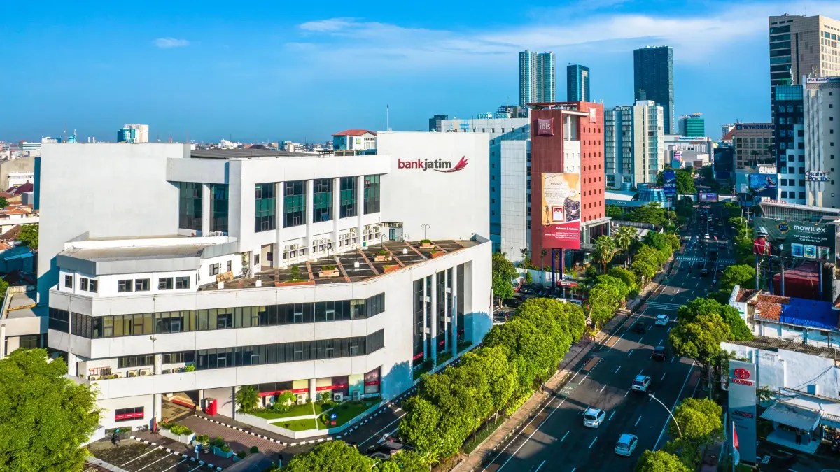 MELESAT : Penguatan Kelompok Usaha Bank (KUB) bersama sejumlah BPD sukses mendorong pertumbuhan aset, kredit, dan laba bersih Bank Jatim sepanjang Semester I 2026. (IST/ RADAR SURABAYA BISNIS)
