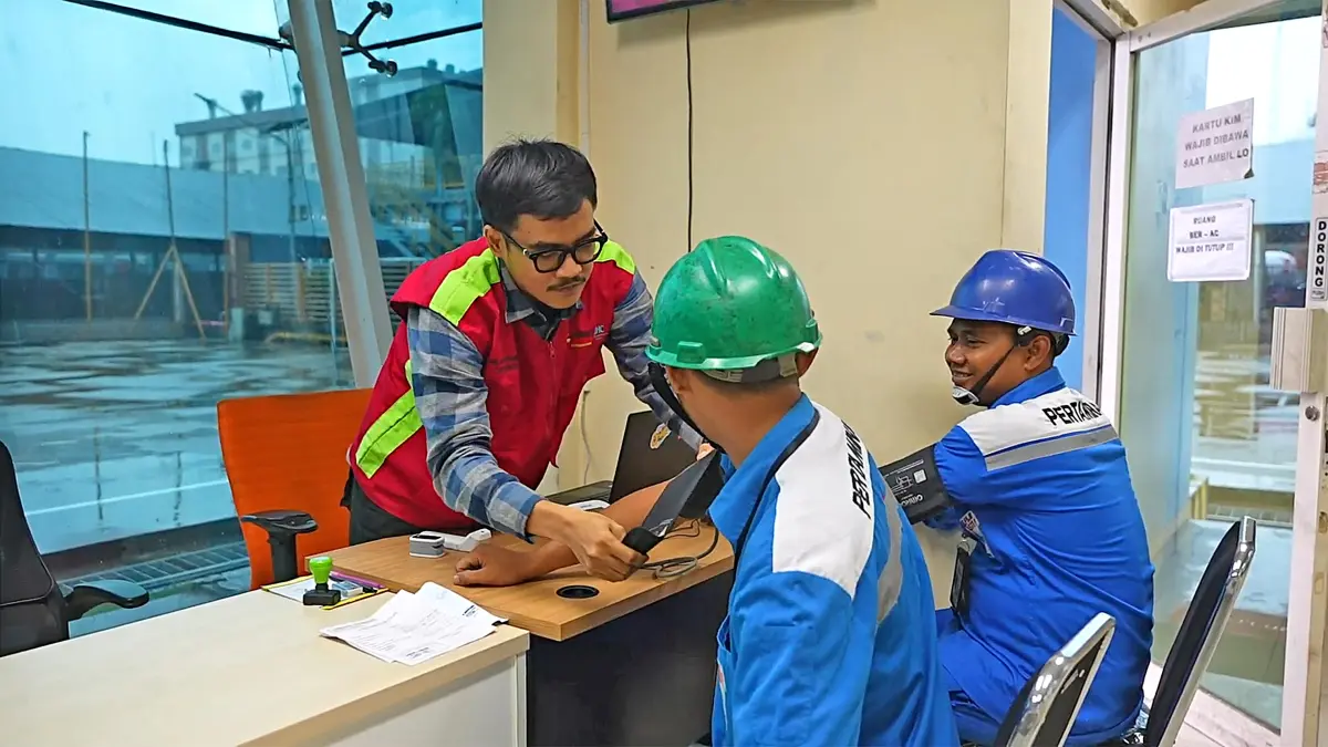 Pemeriksaan kesehatan harian Fit to Work (FTW) bagi sekitar 9.500 Awak Mobil Tangki (AMT) di 35 lokasi operasional seluruh Indonesia. (Foto : Ist/Radar Surabaya Bisnis) 