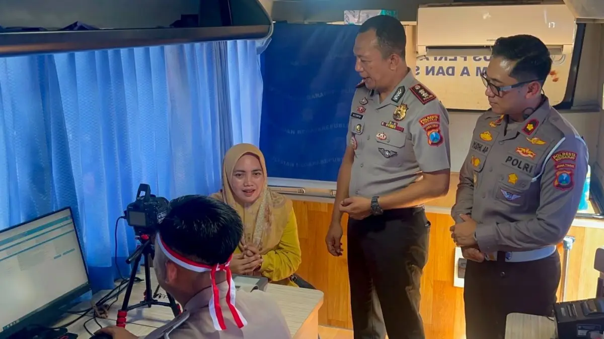 Satlantas Polresta Sidoarjo menghadirkan layanan SIM Keliling selama 24 jam penuh selama 17 hari berturut-turut.