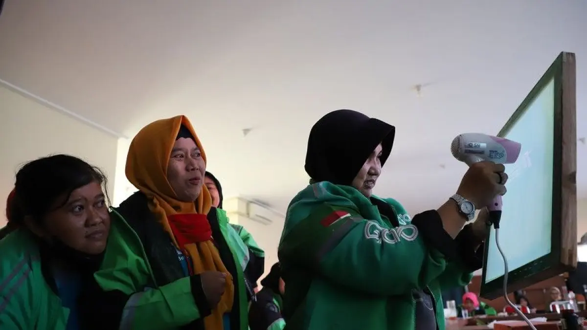 KEMANDIRIAN EKONOMI: Srikandi ojol di Surabaya antusias mengikuti pelatihan keterampilan guna tingkatkan ekonomi. 