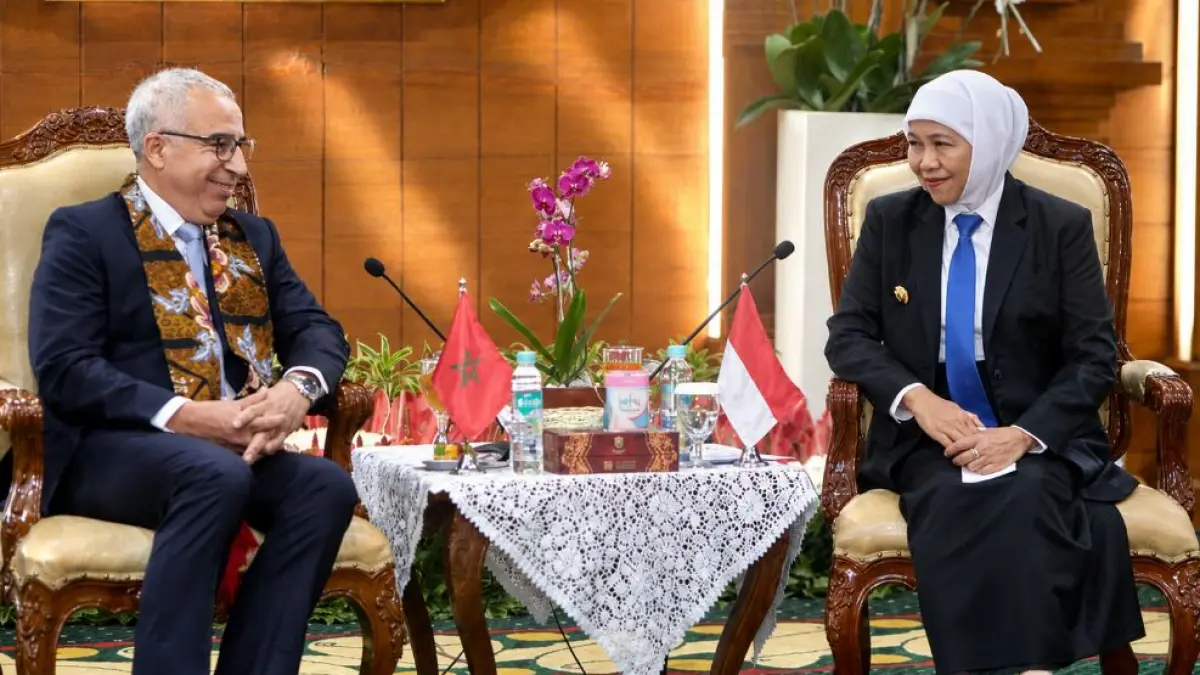 Gubernur Jawa Timur Khofifah Indar Parawansa saat menerima kunjungan kehormatan Duta Besar Kerajaan Maroko untuk Indonesia, Redouane Houssaini, di Gedung Negara Grahadi, Surabaya, Senin (3/8)