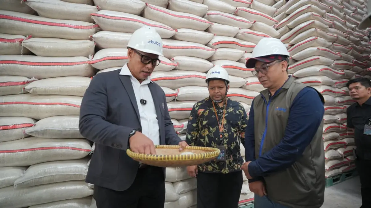MEMASTIKAN KUALITAS: Dirut BULOG Ahmad Rizal mengecek kualitas beras bersama mitra penggilingan di Sumedang, Sabtu (1/8).