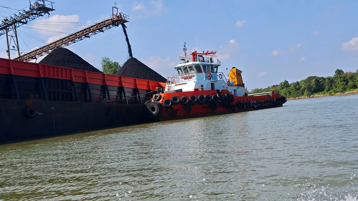 BATU BARA: Proses pemuatan batubara ke tongkang. ESDM raup PNBP Rp20 Miliar dari lelang batubara sitaan.