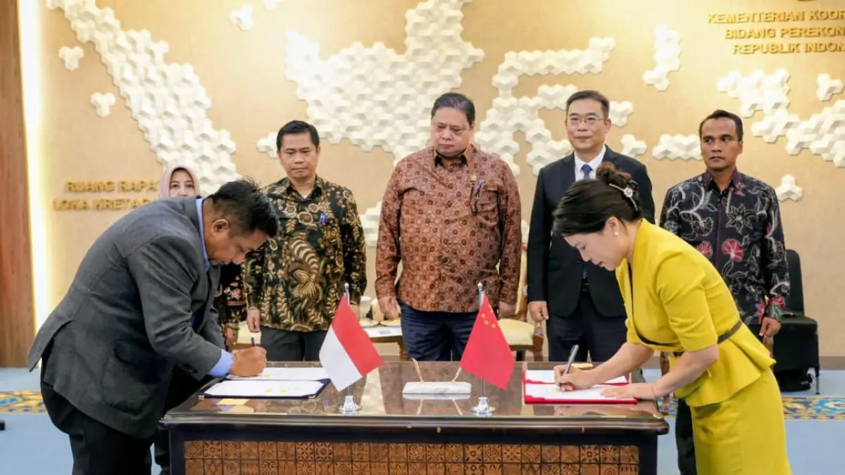 TEKEN MoU: Menko Airlangga saksikan penandatanganan MoU investasi kawasan industri Madura-Tiongkok di Jakarta.